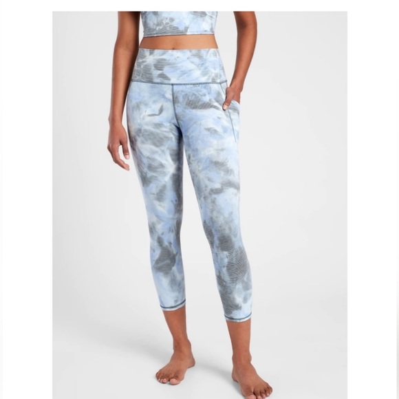 Salutation Stash Pocket II Capri Leggings in Merri Perri - Picture 2 of 2